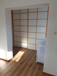 Zdjęcie z galerii obiektu FAMILY APARTMENT LINZ Wohnen mit Garten am Fusse des Pöstlingbergs TOP LAGE Villenviertel w Linzu