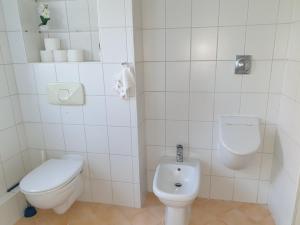 Łazienka w obiekcie FAMILY APARTMENT LINZ Wohnen mit Garten am Fusse des Pöstlingbergs TOP LAGE Villenviertel