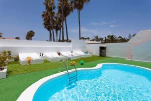 una piscina in mezzo a un cortile di Casa Royal Park by Vacanzy Collection a Corralejo