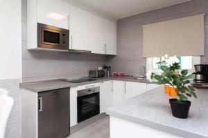 Kuchnia lub aneks kuchenny w obiekcie Apartamento Coral Bay II by Vacanzy Collection