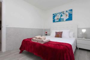Łóżko lub łóżka w pokoju w obiekcie Apartamento Coral Bay II by Vacanzy Collection