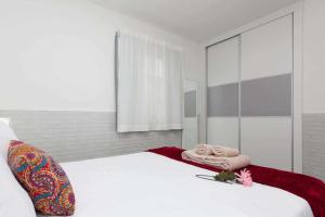Łóżko lub łóżka w pokoju w obiekcie Apartamento Coral Bay II by Vacanzy Collection