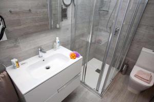 Łazienka w obiekcie Apartamento Coral Bay II by Vacanzy Collection