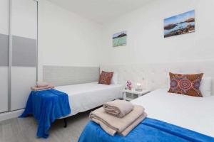 pokój z dwoma łóżkami i stołem w obiekcie Apartamento Coral Bay II by Vacanzy Collection w Corralejo