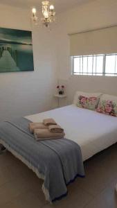 1 dormitorio con 1 cama con 2 toallas en Apartamento Perseo en Corralejo