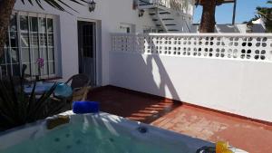 a hot tub in the backyard of a house at Apartamento Perseo in Corralejo
