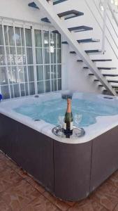 uma banheira de hidromassagem com copos e uma garrafa de vinho em Apartamento Ocean em Corralejo
