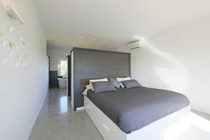 een slaapkamer met een groot bed in een kamer bij Finca Son Vador in Santa Margalida