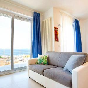 un soggiorno con divano e una grande finestra di Mar&Co a Polignano a Mare