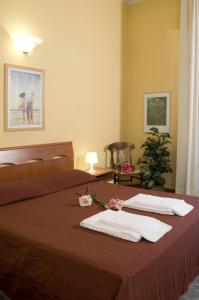 A bed or beds in a room at Argentiere Room Apartments