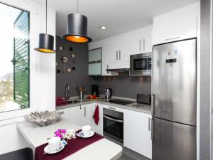 Køkken eller tekøkken på Apartamento Coral Bay by Vacanzy Collection