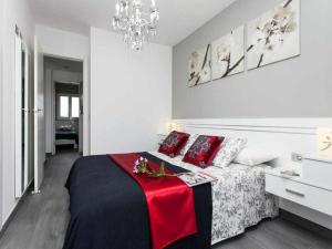 En eller flere senge i et værelse på Apartamento Coral Bay by Vacanzy Collection