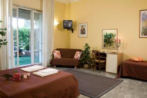 A seating area at Argentiere Room Apartments