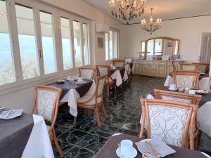 Reštaurácia alebo iné gastronomické zariadenie v ubytovaní Hotel Villa Margherita