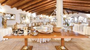 een eetkamer met een tafel en stoelen bij Hotel Baia Del Porto in Budoni