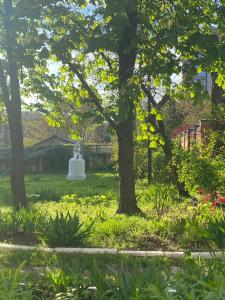 un parque con una estatua en el césped en Olesi Gonhara en Dnipro