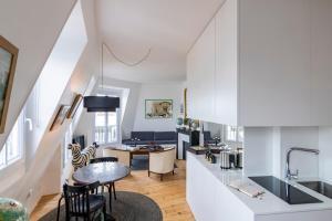 kuchnia i salon ze stołem i krzesłami w obiekcie MaisondesChaumes-Paris w Paryżu