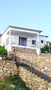 a house sitting on top of a stone wall at Vila Andoni in Qeparo