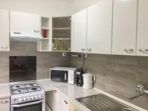 Kuchyňa alebo kuchynka v ubytovaní Flair Apartmanház