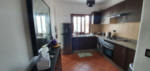 a kitchen with a sink and a refrigerator at Belle appartement de vacances avec vue sur mer in Tétouan