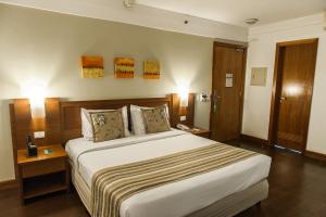 a bedroom with a large bed in a room at Quality Porto Alegre in Porto Alegre