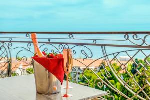 een tafel met een glas wijn op een balkon bij Villa Allende in Becici