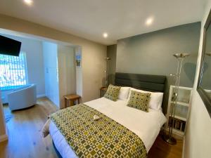 A bed or beds in a room at Arfryn House Bed and Breakfast
