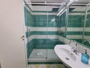 トロペアにあるLady Saturno's Homeのガラスのシャワーと洗面台を備えたバスルーム +16枚の写真