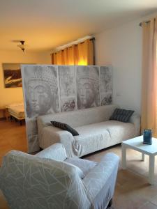 sala de estar con sofá y mesa en Apartamento Alma, en Playa Blanca