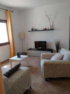 sala de estar con sofá y mesa en Apartamento Alma, en Playa Blanca