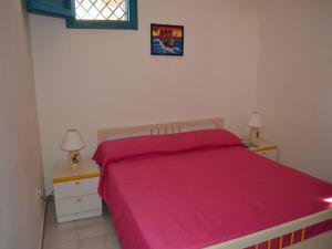 En eller flere senge i et værelse på Villetta climatizzata 5 posti-pt49