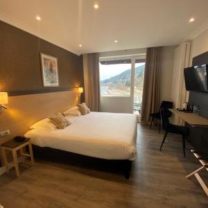 TV a/nebo společenská místnost v ubytování Hôtel Beau Rivage