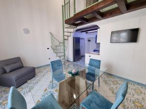 トロペアにあるLady Saturno's Homeのガラスのテーブルと椅子のあるリビングルーム