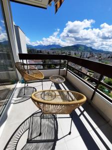 balcón con 2 sillas y vistas a la ciudad en PLUS PRES DES ETOILES en Annecy