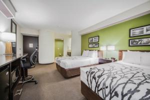 Voodi või voodid majutusasutuse Sleep Inn & Suites Columbus toas