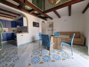 トロペアにあるLady Saturno's Homeのキッチン、リビングルーム(青い椅子、テーブル付)