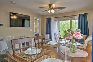 Televiisor ja/või meelelahutuskeskus majutusasutuses Branson Condo on Golf Course with Pool Access!