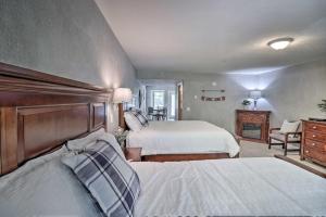 ein großes Schlafzimmer mit 2 Betten und einem Kamin in der Unterkunft Trout Fishing Retreat on White River with Patio in Lakeview