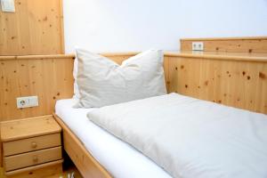 Uma cama ou camas num quarto em Rathskeller Weitra