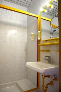 uma casa de banho com um lavatório e um espelho em Rathskeller Weitra em Weitra