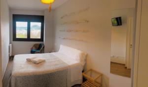 Una habitación con una cama con una toalla encima. en Villa Galicia, en Caldas de Reis