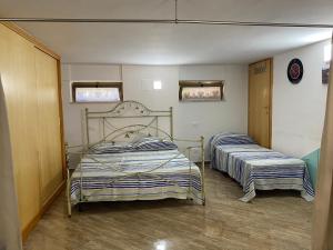 テッラチーナにあるCasa Badinoのベッドルーム1室(ベッド2台付)