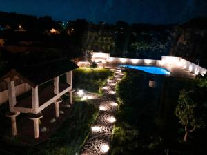 einen Blick über einen Hinterhof mit Pool in der Nacht in der Unterkunft Villa Galicia in Caldas de Reis