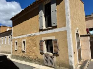 un edificio con una finestra con persiane di La Cour Carrée a Rustrel