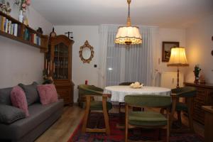 een woonkamer met een tafel en een bank bij Harz-Sonne 2 in Altenau