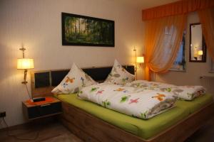 um quarto com uma cama com almofadas em Harz-Sonne 2 em Altenau