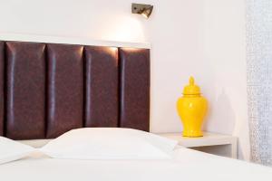 Postel nebo postele na pokoji v ubytování Adani Hotel