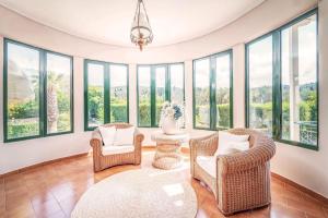 Posezení v ubytování Adani Hotel