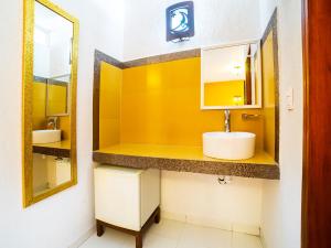 a bathroom with a sink and a mirror at Hotel HC in Celaya