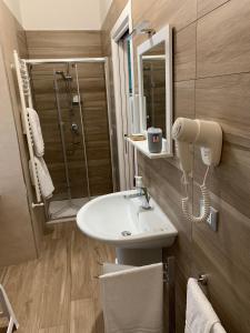 a bathroom with a sink and a shower at B&B Piano Romano -con parcheggio privato gratuito- in Foggia